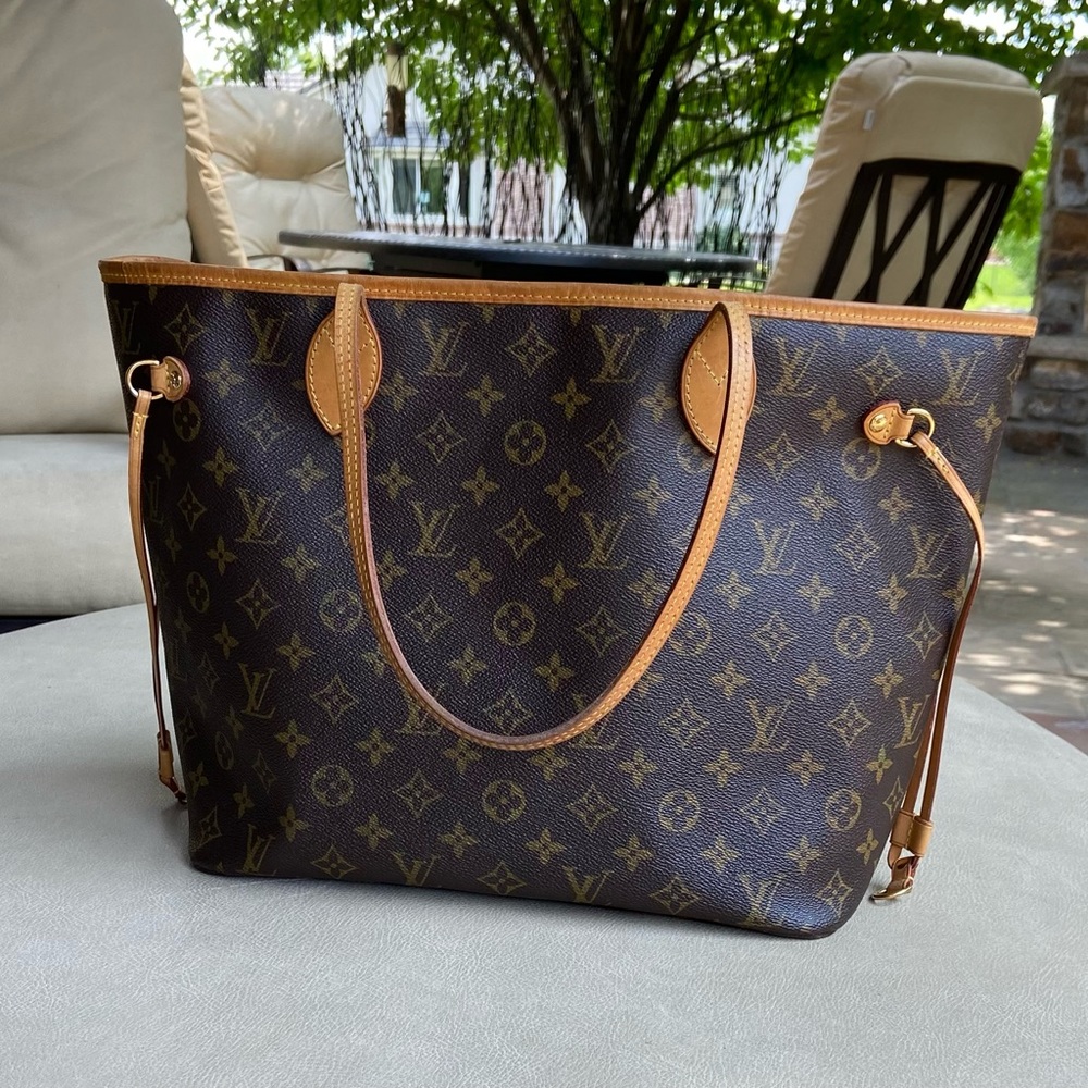 Louis Vuitton Neverfull MM tote bag.